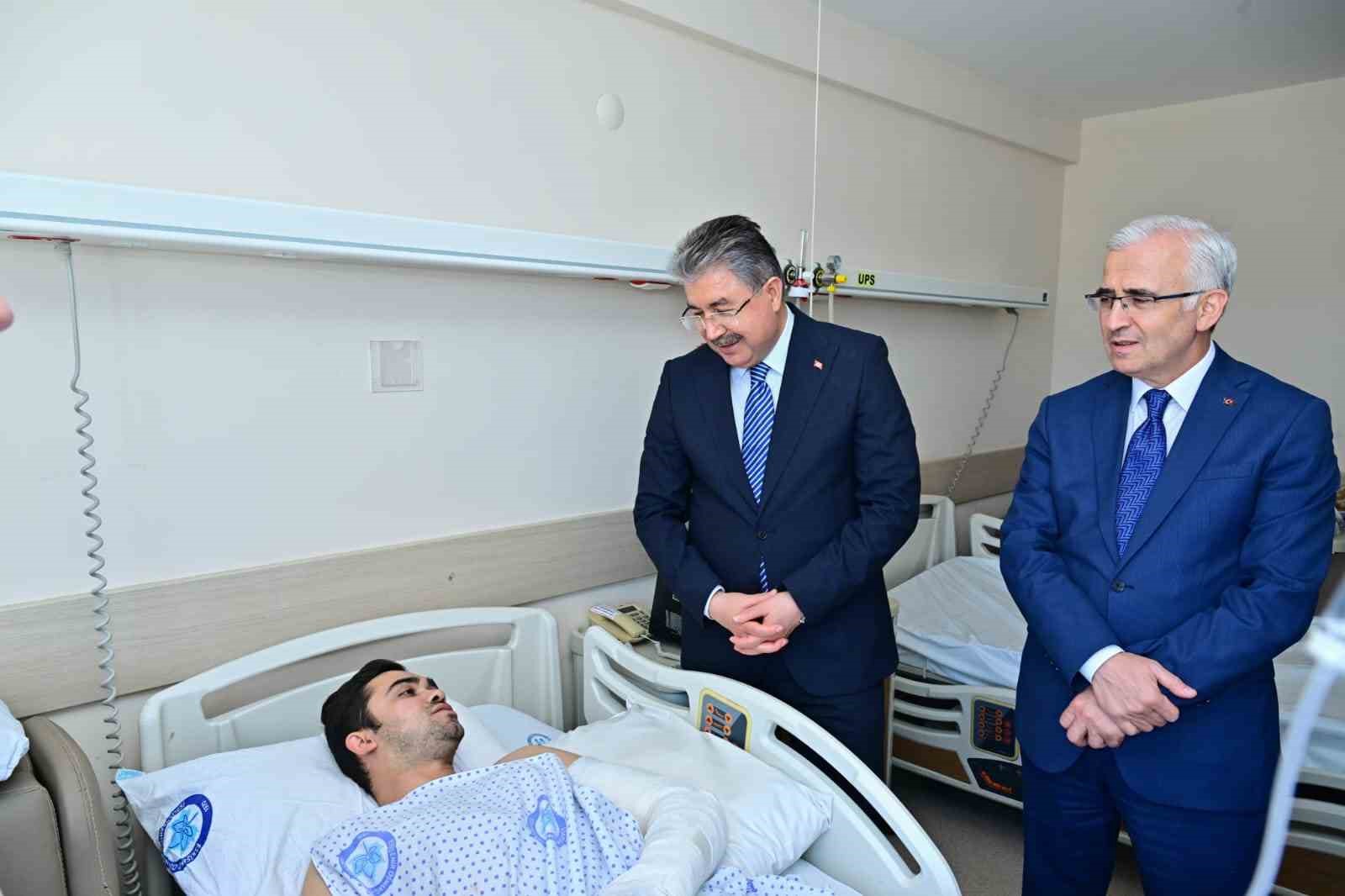 vali-erdinc-yilmaz-dan-yarali-itfaiyecilere-ziyaret