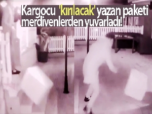 Kargocunun 'kırılacak' yazan paketi merdivenlerden yuvarladığı anlar kamerada