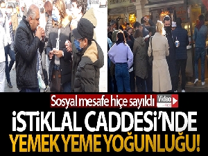 İstiklal Caddesi'nde büfeler önünde yemek yeme yoğunluğu