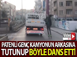 Patenli genç kamyonun arkasına tutunup tehlikeye aldırış etmeden dans etti