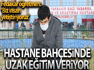 Hastane bahçesindeki banklarda uzaktan eğitimle ders veriyor