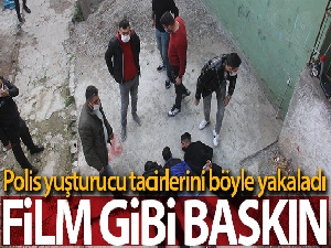 Adana'da uyuşturucu taşıdıkları öne sürülen ve polisi görünce kaçan 4 kişi, kovalamaca sonrası yakalandı