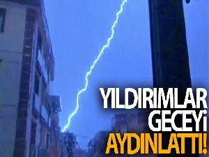 İzmir'de yıldırımlar geceyi aydınlattı
