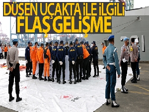 Endonezya'da düşen yolcu uçağının kara kutusu denizden çıkarıldı