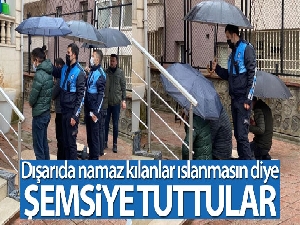 Zabıtalar dışarıda namaz kılanlar ıslanmasın diye şemsiye tuttu
