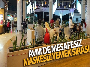 AVM'de mesafesiz, maskesiz yemek sırası