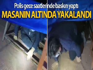 Polisi görünce masanın altında saklandı