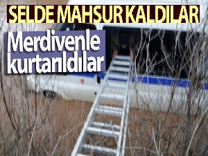 Selde mahsur kalan minibüs içerisindeki 9 kişi merdivenle kurtarıldı
