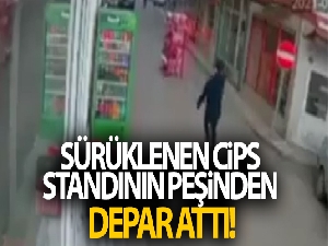 Sürüklenen cips standının peşinden depar attı