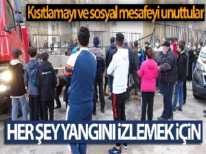 Yangını izlemek için kısıtlamayı ve sosyal mesafeyi unuttular