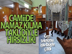 Camide namaz kılma taklidi yaparak cep telefonunu çaldı