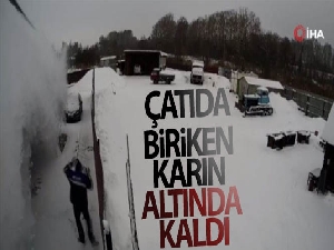 Rusya'da bir kişi çatıda biriken karın altında kaldı
