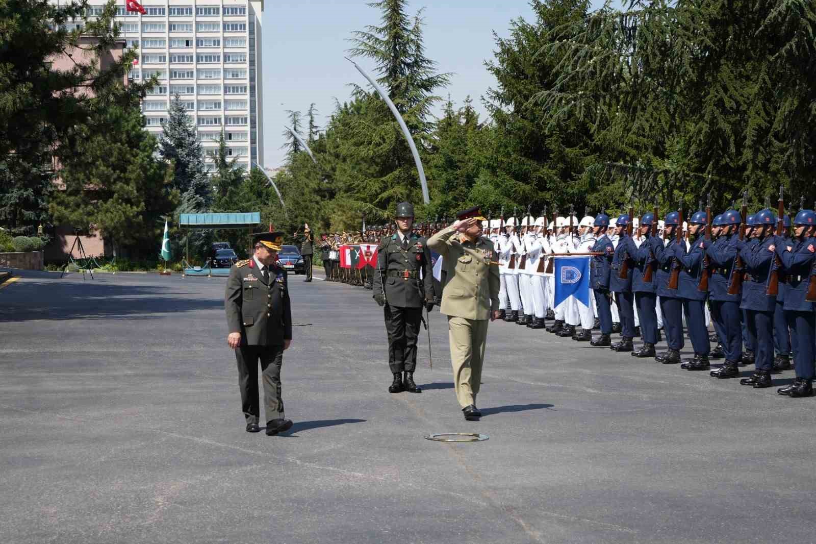 genelkurmay-baskani-orgeneral-bayraktaroglu-pakistan-savunma-kuvvetleri-komutani-munir-ile-gorustu