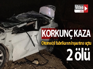 Korkunç kazada otomobil fabrikanın inşaatına uçtu 2 ölü