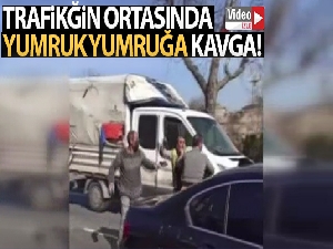 Zeytinburnu'nda yumrukların havada uçuştuğu yol kavgası kamerada