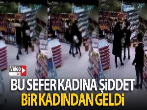 Süper markette kadınların kavgası kameraya yansıdı