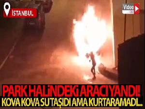 Park halinde bir anda alev alan araca sahibi kova kova su taşıdı