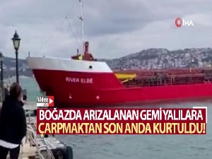 Boğazda arızalan geminin yalılara çarpmaktan son anda kurtulduğu anlar kamerada