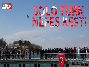 Solo Türk'ün Van Gölü semalarındaki gösterisi nefes kesti