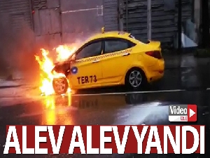 Sultangazi'de seyir halindeki ticari taksi alev alev yandı