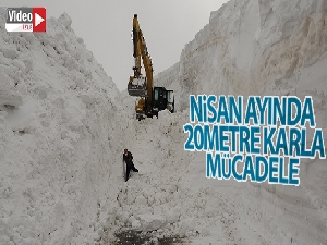 Nisan ayında karın 20 metreyi bulduğu yolda çalışma