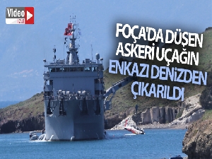 Foça'da düşen askeri uçağın enkazı denizden çıkarıldı