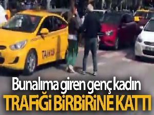 Bağdat Caddesinde bunalıma giren genç kadın sürücülere zor anlar yaşattı