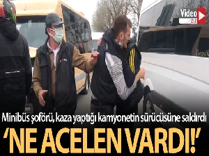 Minibüs şoförü, kaza yaptığı kamyonetin sürücüsüne saldırdı