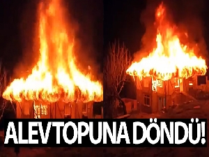 Alev topuna dönen iki katlı bina küle döndü