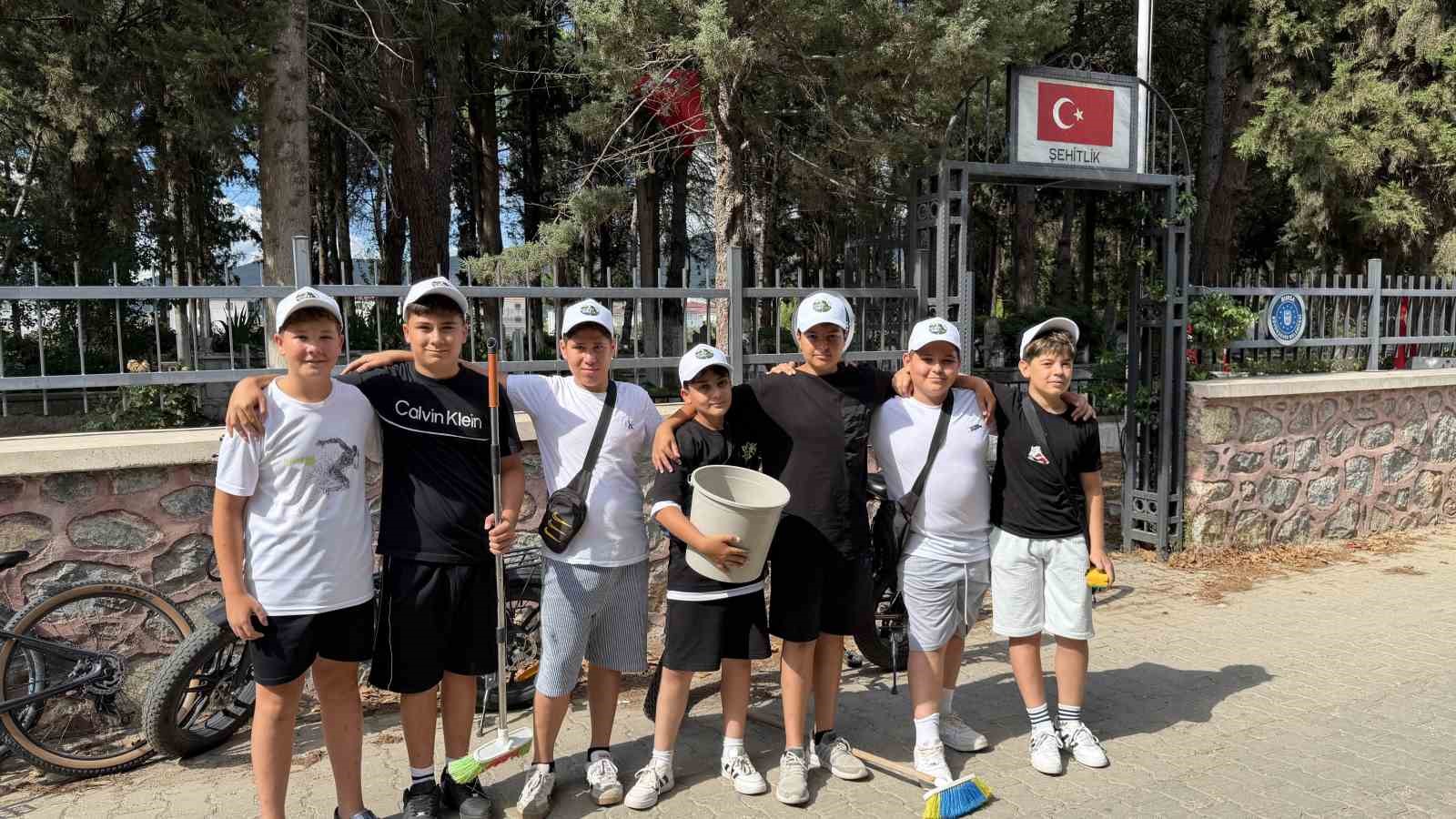 kucuk-yureklerden-buyuk-vefa-sehitligi-temizleyip-gullerle-donattilar