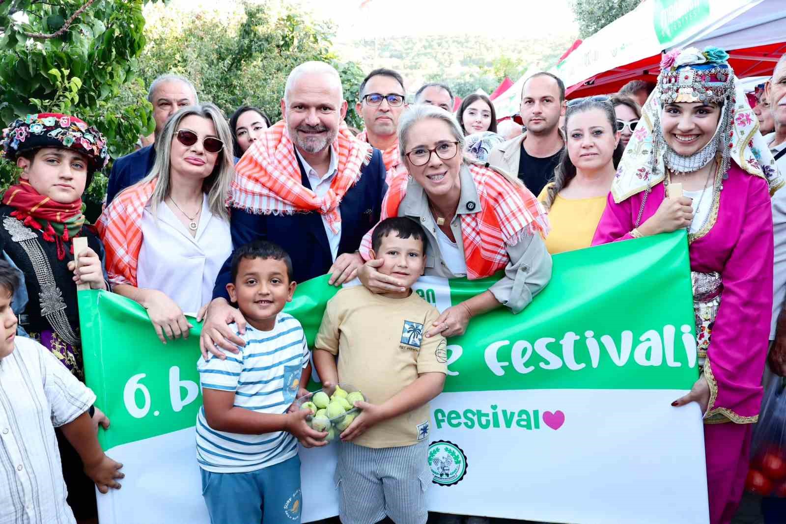 bozalan-incir-festivali-renkli-goruntulere-sahne-oldu