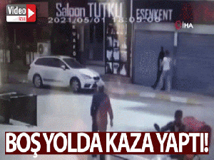 Boş yolda park halindeki araca çarpıp takla attı, kaza anı kameraya yansıdı
