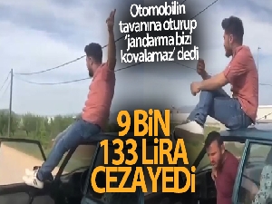 Seyir halindeki otomobilin tavanına oturup ‘jandarma bizi kovalamaz' diyen sürücüye, jandarmadan ağır tarife