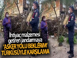 İhtiyaç malzemesi getiren jandarmayı "Asker Yolu Beklerim" türküsüyle karşıladı