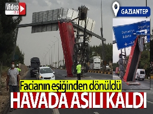 Otoyolda kamyonun damperi koptu, facianın eşiğinden dönüldü