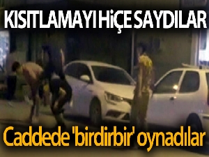 Sokağa çıkma kısıtlamasında caddede 'birdirbir' oynadılar
