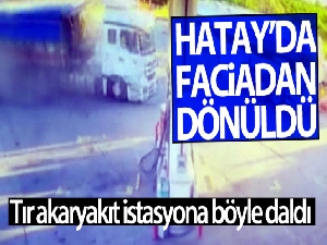 Hatay'da kontrolden çıkan tır akaryakıt istasyona daldı