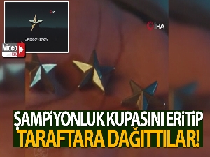 Ajax, şampiyonluk kupasını eritip taraftara dağıttı!