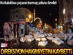 Sürücüsünün direksiyon hakimiyetini kaybettiği kamyon demir korkuluklara çarparak tramvay yola devrildi