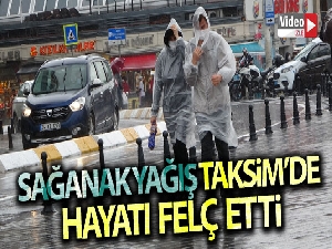 Sağanak yağış Taksim'de hayatı felç etti