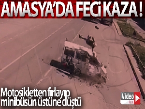 Amasya'da feci kaza kamerada: Motosikletten fırlayıp minibüsün üstüne düştü