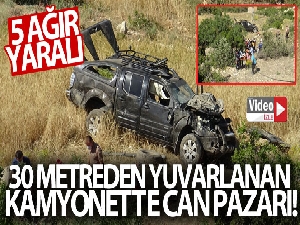 30 metreden yuvarlanan kamyonette can pazarı yaşandı!