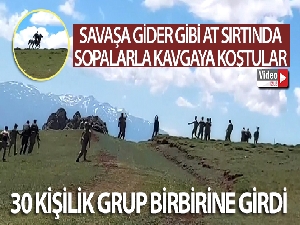 Savaşa gider gibi at sırtında sopalarla kavgaya koştular