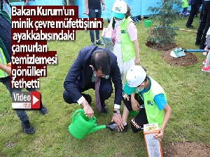 Bakan Kurum'un zorlu görevi: Minik çevre müfettişinin ayakkabısındaki çamurları temizledi