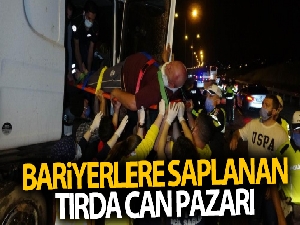 Makaslama yapıp bariyerlere saplanan tırda can pazarı
