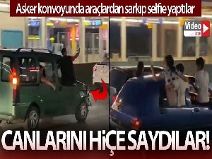 Asker konvoyunda araçlardan sarkıp selfie yaptılar...O anlar kameralara yansıdı