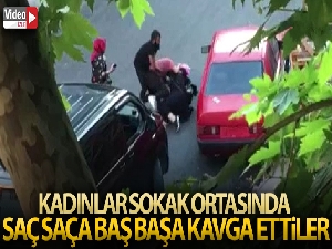 Kadınların sokak ortasında saç saça baş başa kavgası kamerada