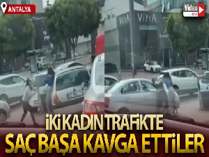 Antalya'da iki kadının, trafikteki saç başa kavgası kamerada