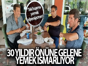 30 yıldır önüne gelene yemek ısmarlıyor