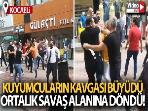 Kuyumcuların kavgası büyüdü, iki grup sokak ortasında birbirine girdi